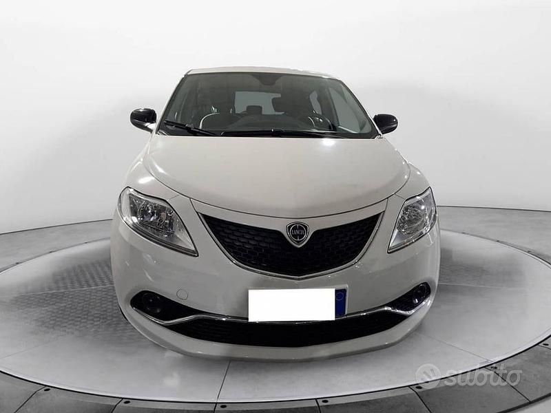 Usata Lancia Ypsilon Gold 69 CV (50 kW) 2016 Bianco Utilitaria
