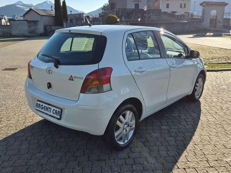 Usata Toyota Yaris 69 CV (50 kW) 2009 Bianco Utilitaria