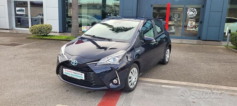 Usata Toyota Yaris Hybrid Cool 73 CV (53 kW) 2019 Blu Berlina