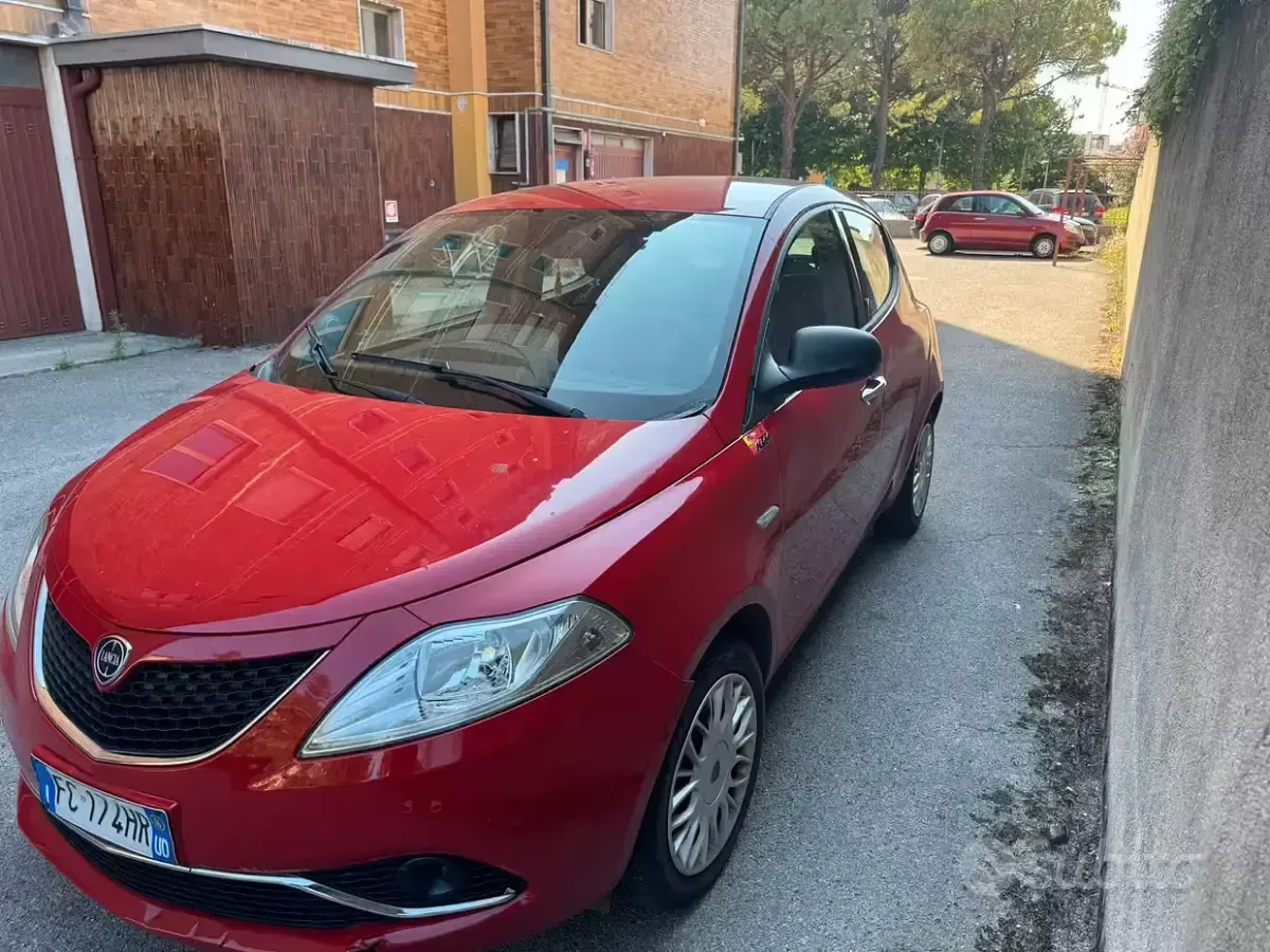 Usata Lancia Ypsilon 69 CV (50 kW) 2016 Rosso Utilitaria