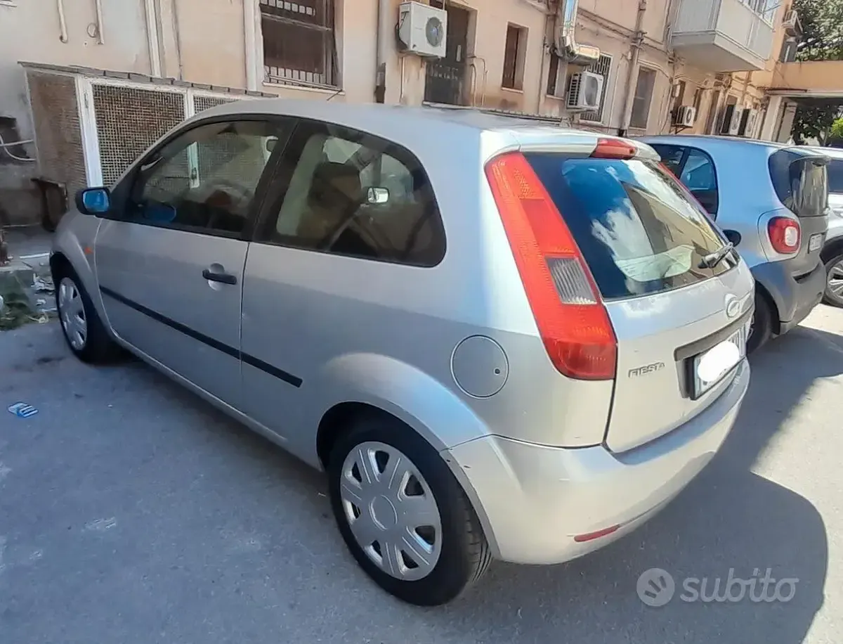 Usata Ford Fiesta Zetec 80 CV (58 kW) 2004 Grigio Utilitaria