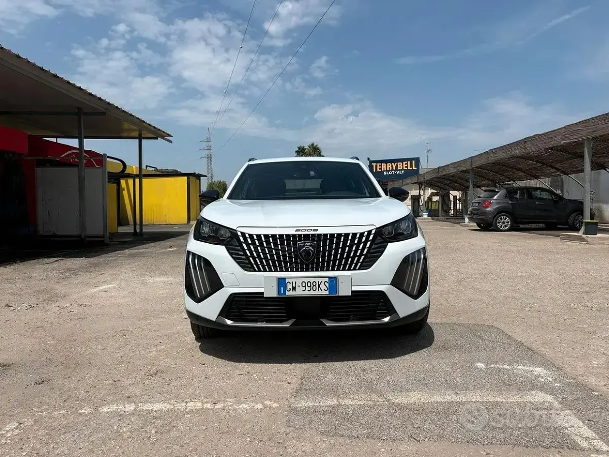 Usata Peugeot 2008 Allure 101 CV (74 kW) 2024 Bianco SUV