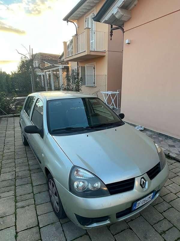 Usata Renault Clio II Dynamique 75 CV (55 kW) 2007 Oro Berlina