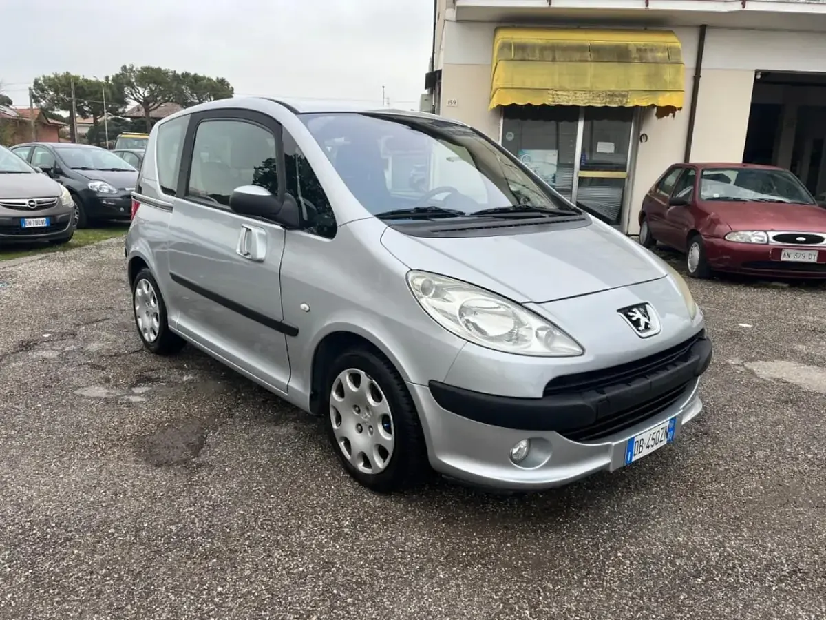 Usata Peugeot 1007 73 CV (53 kW) 2006 Argento Monovolume