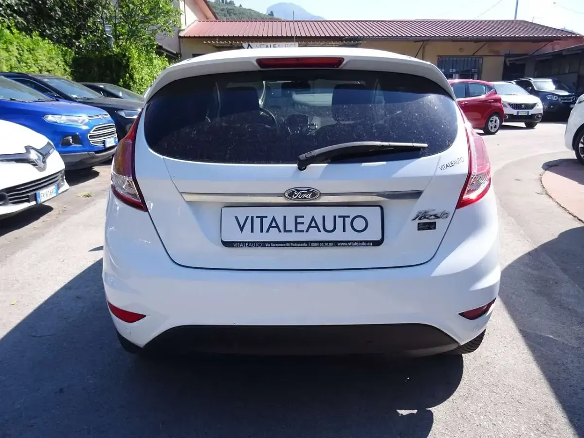 Usata Ford Fiesta Titanium 92 CV (67 kW) 2014 Bianco Utilitaria