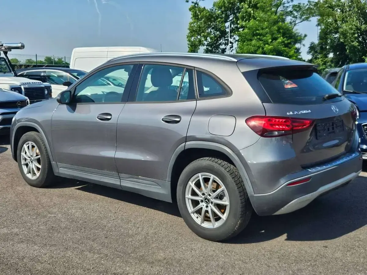 Usata Mercedes GLA200 Business 150 CV (110 kW) 2021 Argento SUV