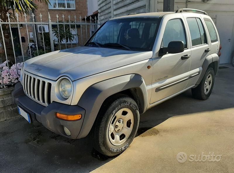 Usata Jeep Cherokee Sport 150 CV (110 kW) 2004 Argento SUV