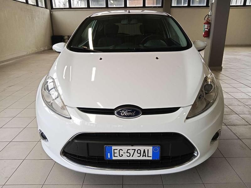 Usata Ford Fiesta Titanium 82 CV (60 kW) 2010 Bianco Utilitaria