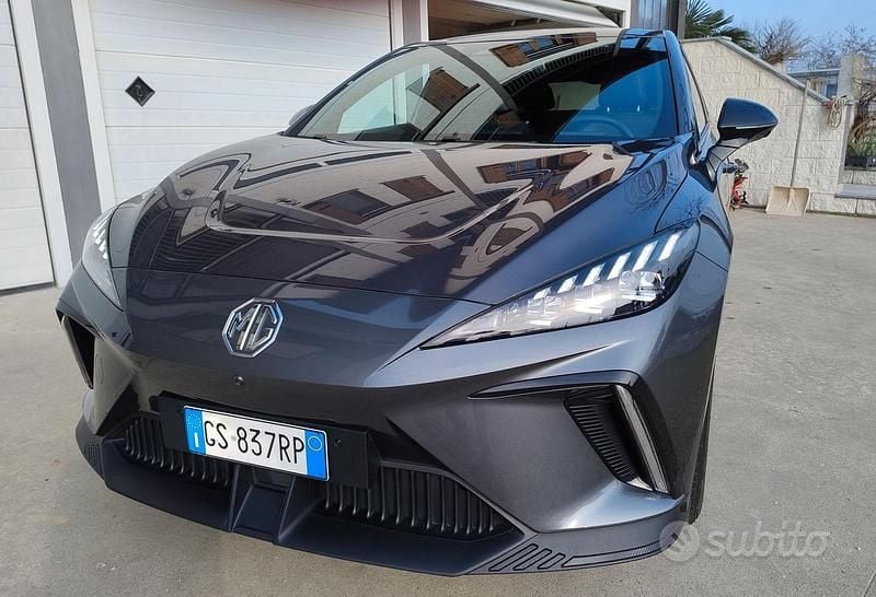 Usata MG MG4 EV Luxury 150 kW (204 CV) 2024 Grigio Utilitaria