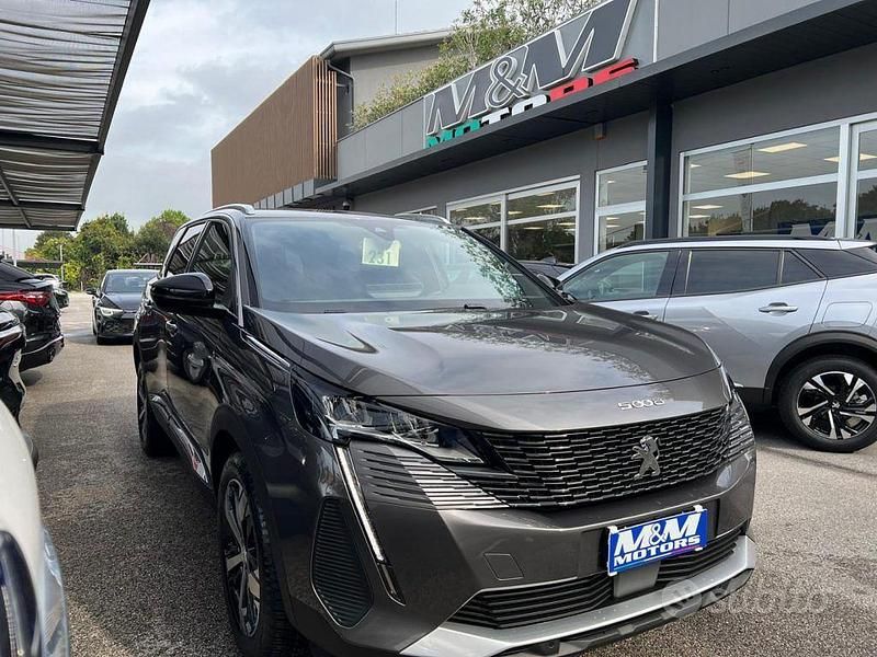 Grigio Usata 2024 Peugeot 5008 Allure SUV | 25.900 € (Buon prezzo) - Immagine 1/4