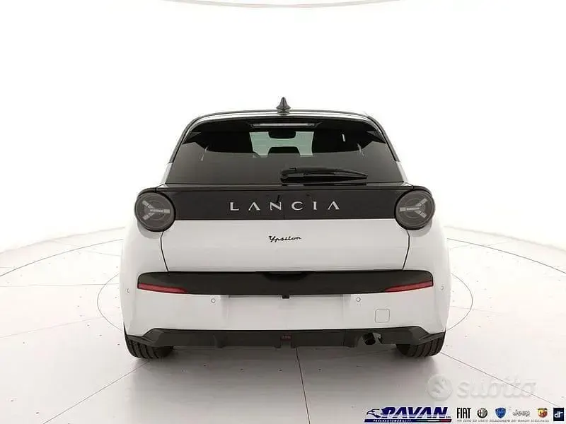 Nuova Lancia Ypsilon 101 CV (74 kW) 2026 Bianco Utilitaria