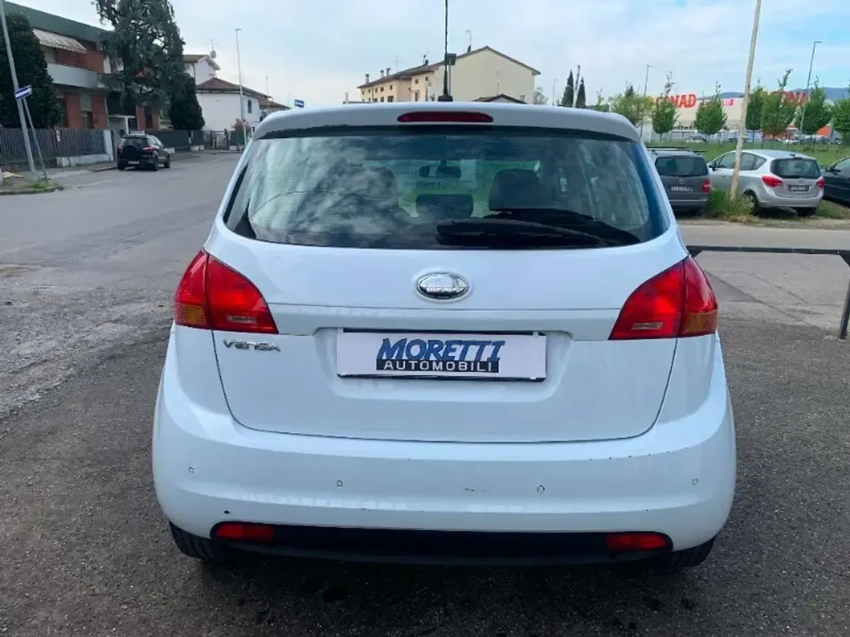 Usata Kia Venga Active 90 CV (66 kW) 2013 Bianco Utilitaria