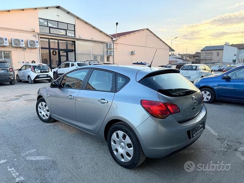 Usata Opel Astra Cosmo 125 CV (91 kW) 2012 Grigio Berlina