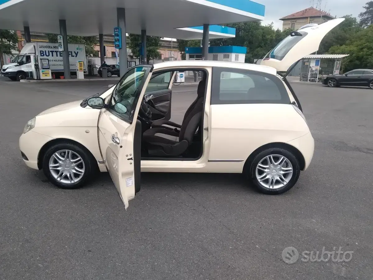 Usata Lancia Ypsilon 60 CV (44 kW) 2006 Beige Utilitaria