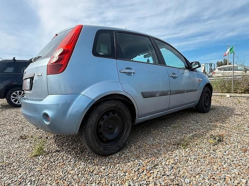 Usata Ford Fiesta 67 CV (49 kW) 2007 Grigio Utilitaria