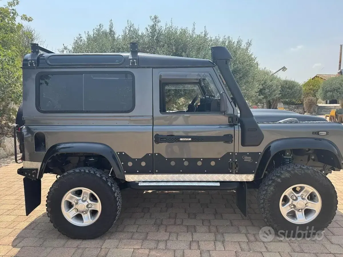 Usata Land Rover Defender 122 CV (89 kW) 2010 Grigio Station wagon