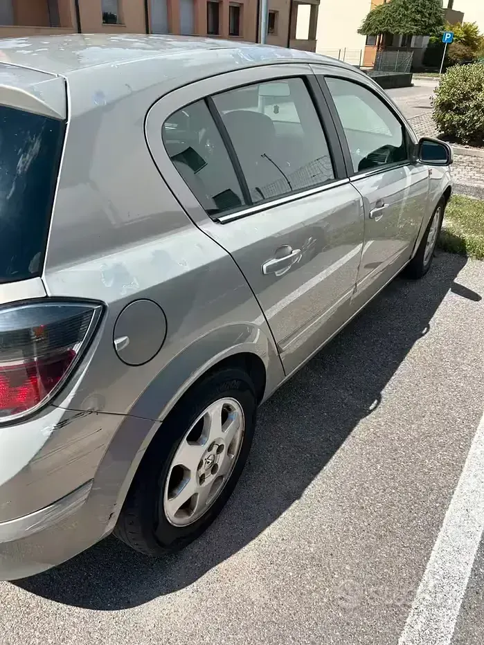 Usata Opel Astra 101 CV (74 kW) 2005 Grigio Berlina