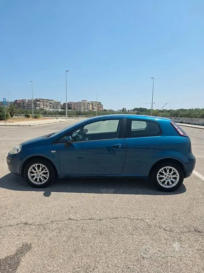 Usata Fiat Punto Evo Dynamic 69 CV (50 kW) 2011 Bluazzurro Utilitaria