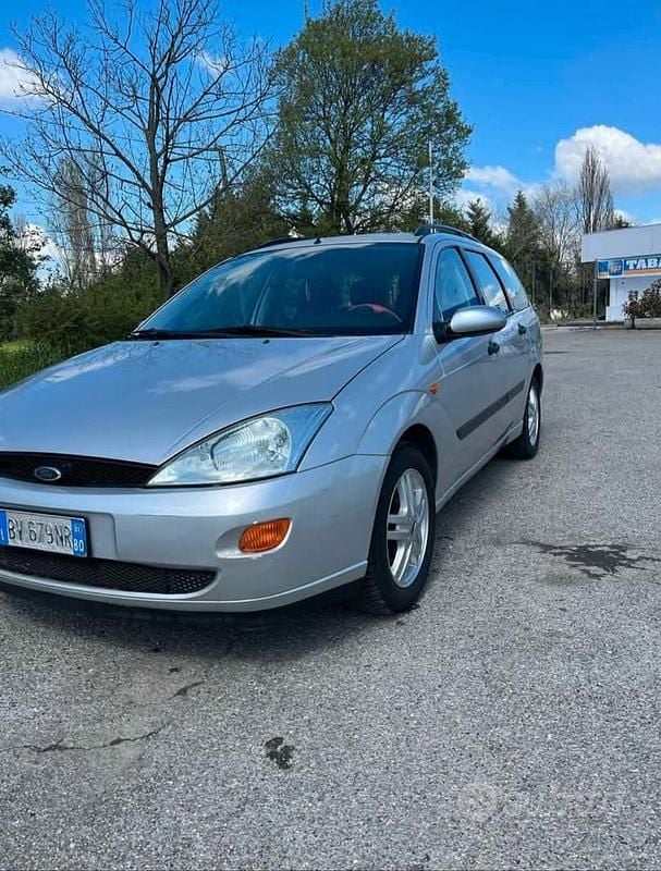 Begagnad Ford Focus 2001 Grå Kombi