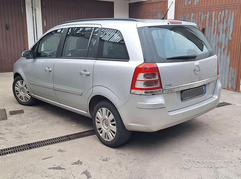 Usata Opel Zafira 2008 Grigio Monovolume