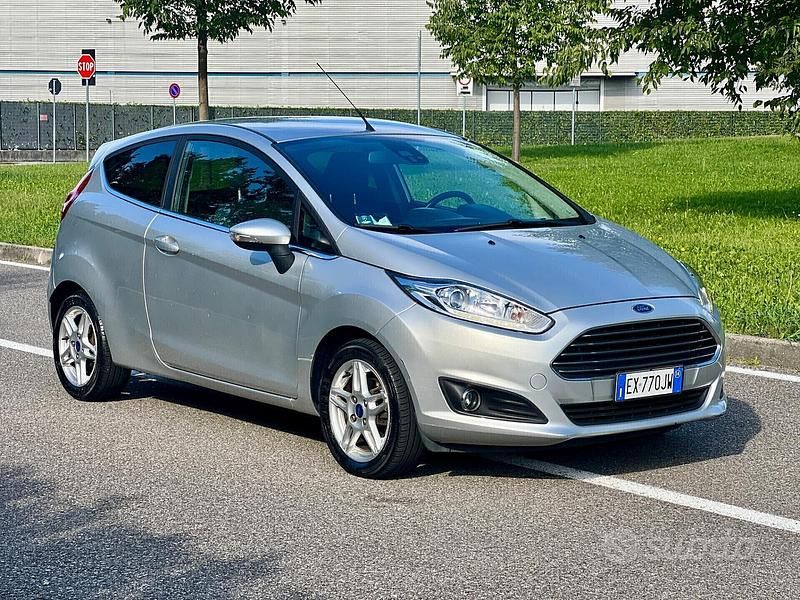 Grigio Usata 2014 Ford Fiesta Titanium Due volumi | 5500 € (Buon prezzo) - Immagine 1/4
