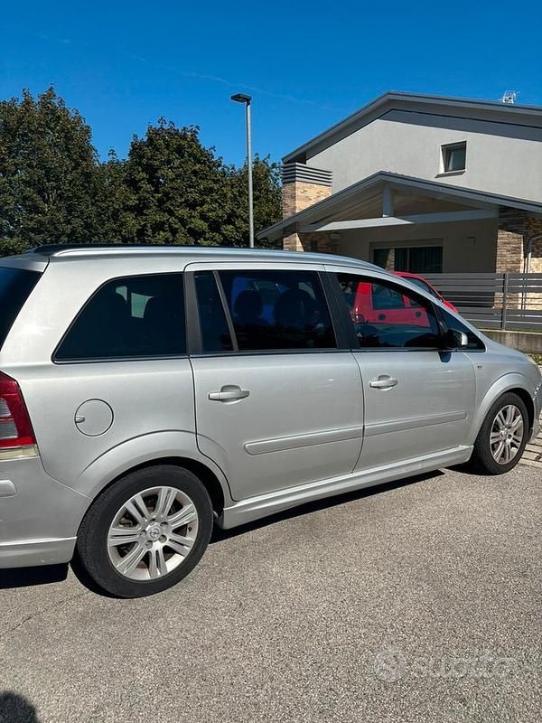 Usata Opel Zafira 140 CV (102 kW) 2008 Grigio Monovolume