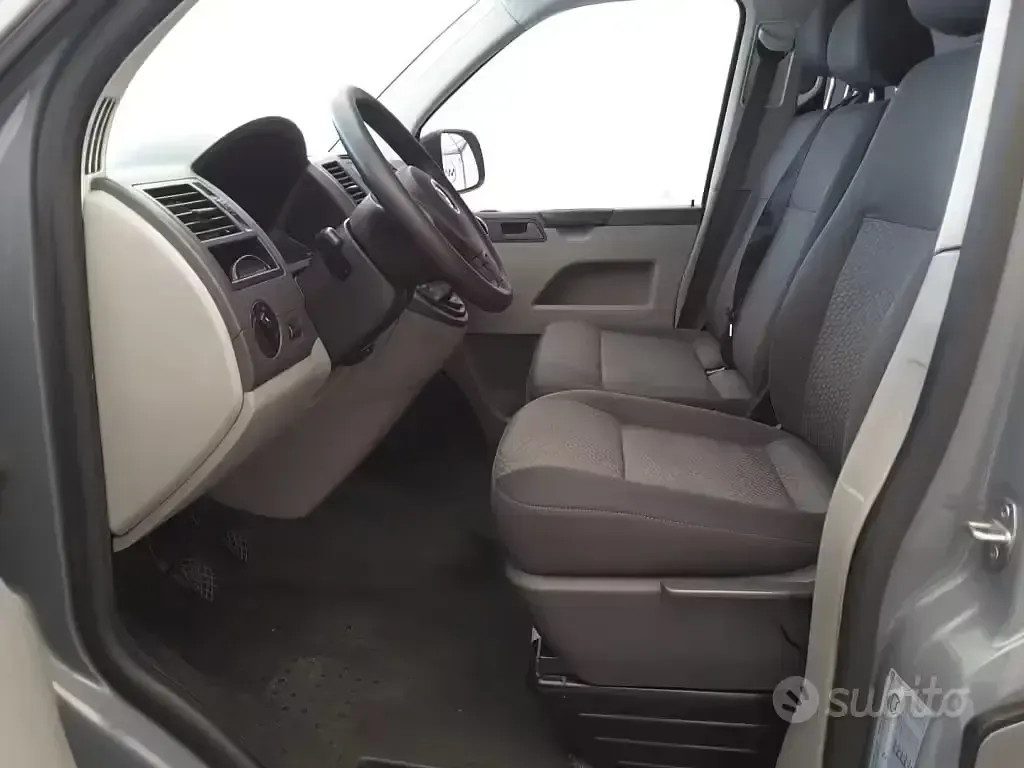 Usata VW Caravelle Comfortline 102 CV (75 kW) 2012 Grigio Furgone