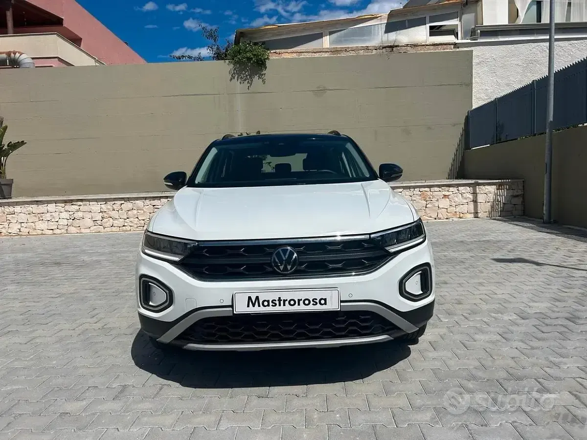 Usata VW T-Roc Life 116 CV (85 kW) 2023 Pure white/nero SUV