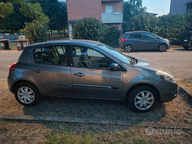 Grigio Usata 2011 Renault Clio II Tre volumi | 2500 € (Buon prezzo) - Immagine 1/4