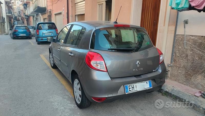 Usata Renault Clio III 75 CV (55 kW) 2012 Grigio Utilitaria