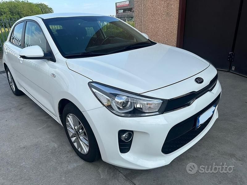 Usata Kia Rio 78 CV (57 kW) 2017 Bianco Berlina