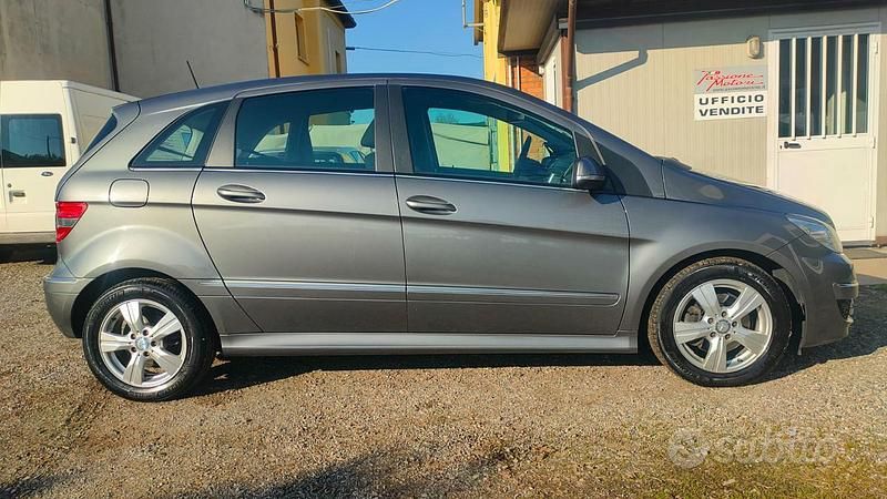 Usata Mercedes B180 Executive 109 CV (80 kW) 2010 Grigio / metallizzato Monovolume