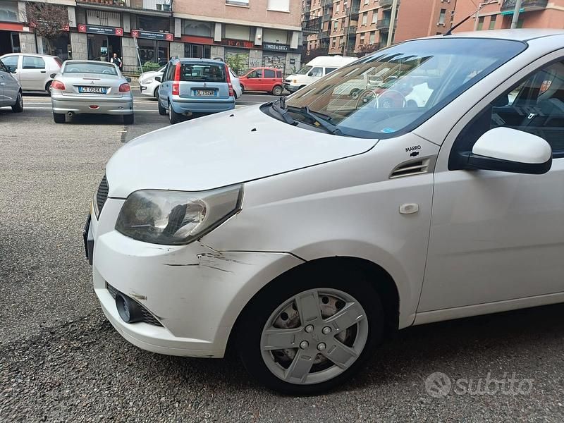 Usata Chevrolet Aveo 84 CV (61 kW) 2011 Bianco Berlina