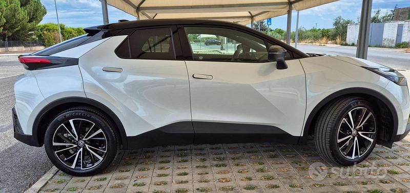 Bianco Usata 2024 Toyota C-HR Lounge SUV | 32.000 € (Buon prezzo) - Immagine 1/4