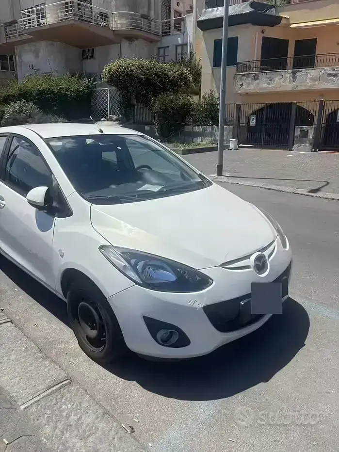 Usata Mazda 2 75 CV (55 kW) 2013 Bianco Utilitaria