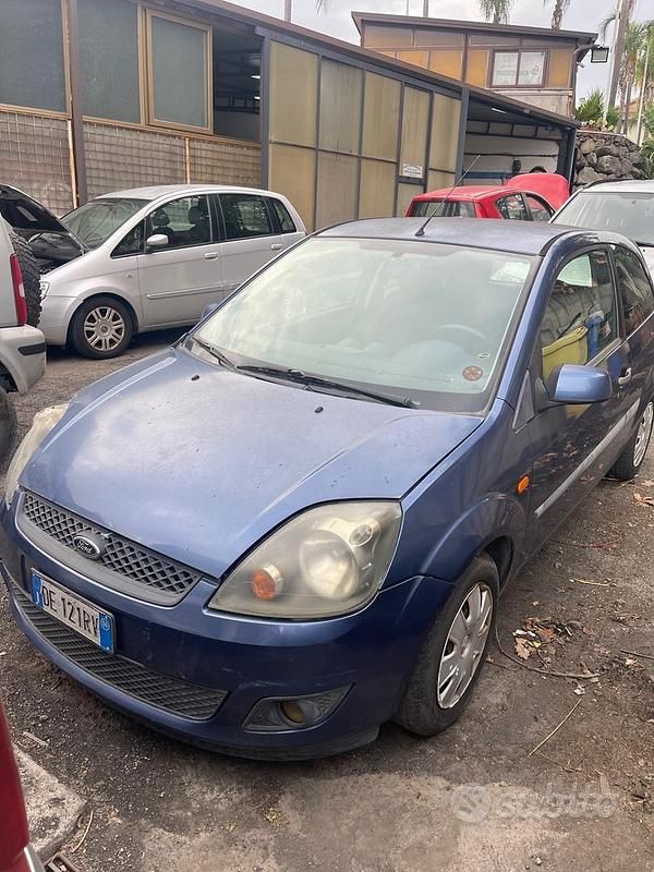 Blu Usata 2006 Ford Fiesta Due volumi | 750 € (Super prezzo) - Immagine 1/4