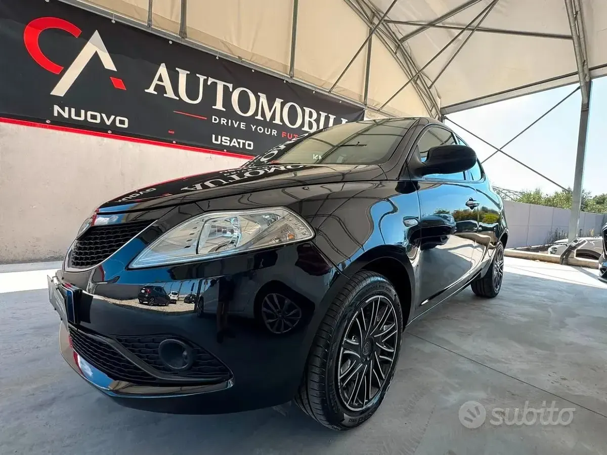 Usata Lancia Ypsilon Gold 69 CV (50 kW) 2018 Nero Utilitaria