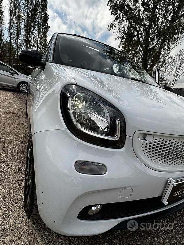 Usata Smart ForFour 90 CV (66 kW) 2015 Bianco Utilitaria