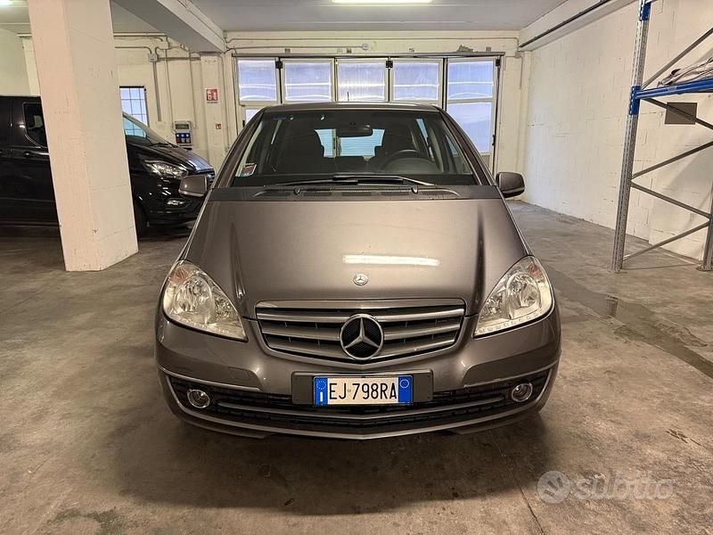 Usata Mercedes A180 Elegance 108 CV (79 kW) 2011 Grigio Berlina