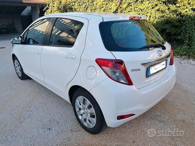 Bianco Usata 2013 Toyota Yaris Active Tre volumi | 4500 € (Buon prezzo) - Immagine 1/4