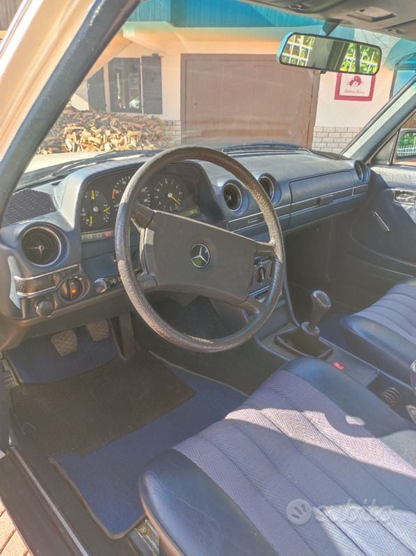 Usata Mercedes 240 72 CV (52 kW) 1981 Bianco Berlina