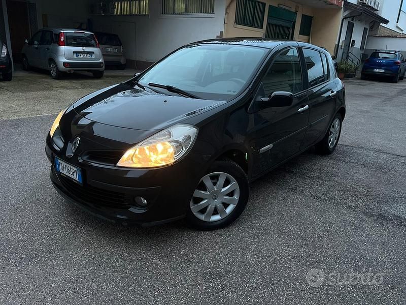 Nero Usata 2007 Renault Clio II Utilitaria | 2499 € (Buon prezzo) - Immagine 1/4