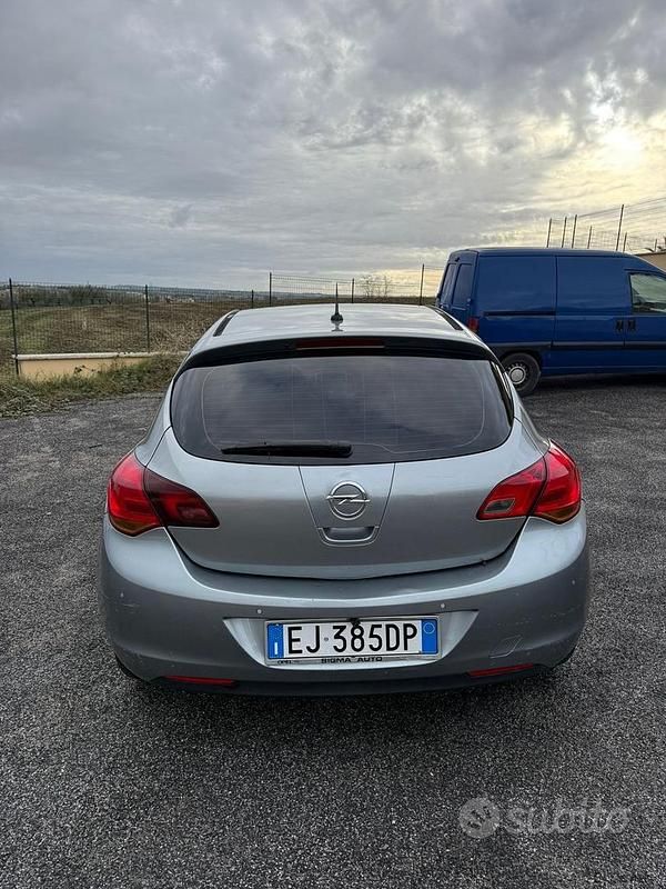 Usata Opel Astra Cosmo 110 CV (80 kW) 2012 Marrone Berlina