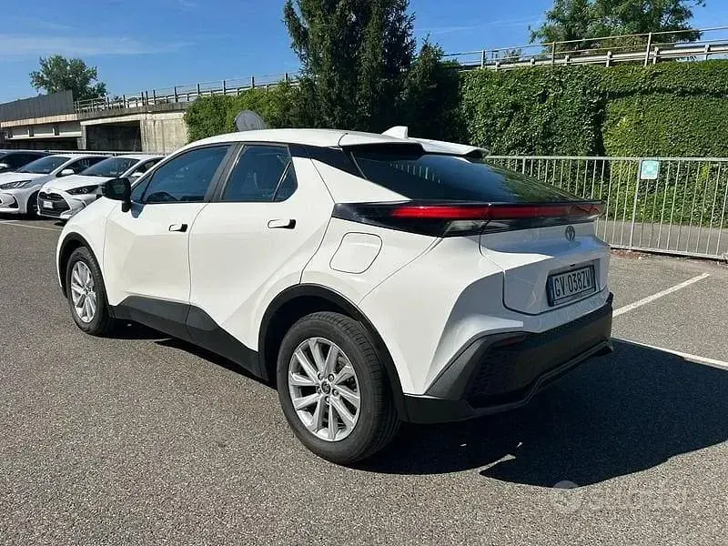 Usata Toyota C-HR Active 140 CV (102 kW) 2024 Bianco SUV