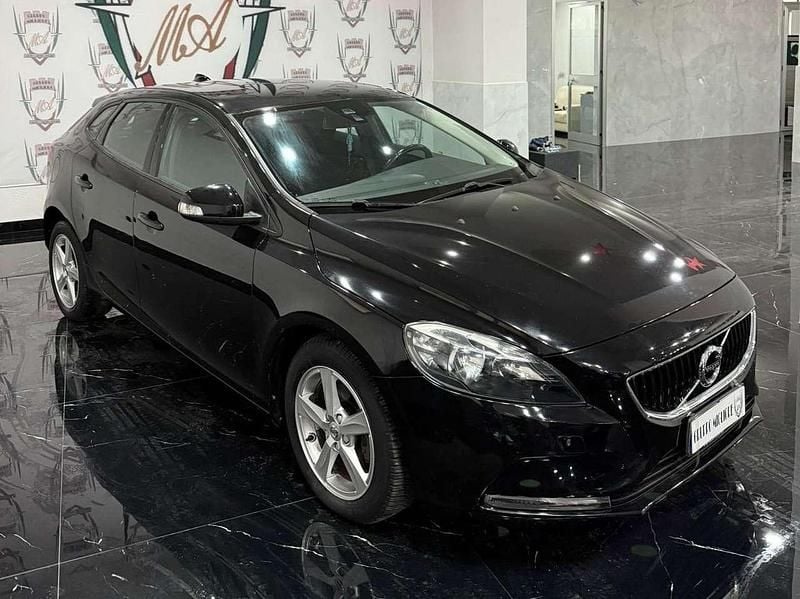 Usata Volvo V40 Momentum 120 CV (88 kW) 2017 Nero Berlina