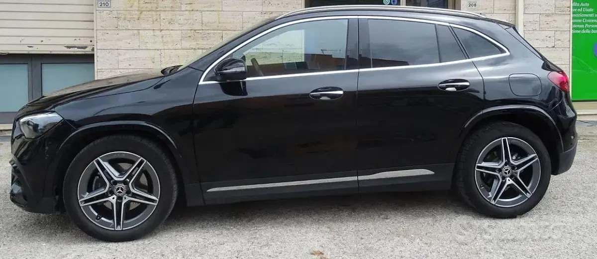Usado Mercedes GLA200 AMG line 150 CV (110 kW) 2023 Negro SUV