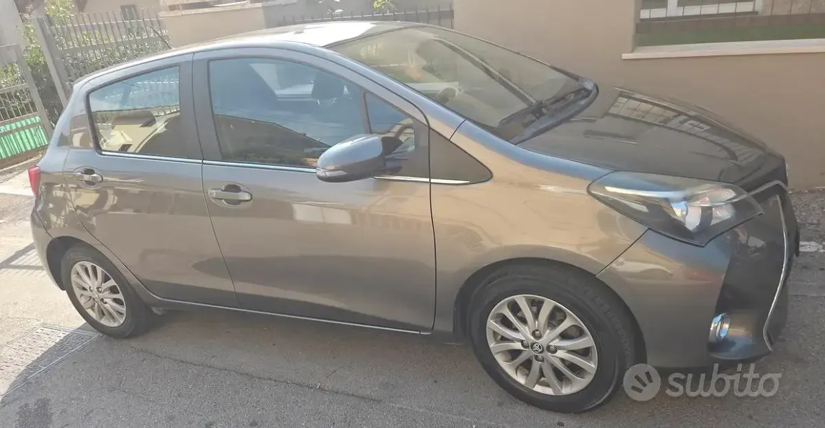 Usata Toyota Yaris Active 69 CV (50 kW) 2016 Grigio Berlina