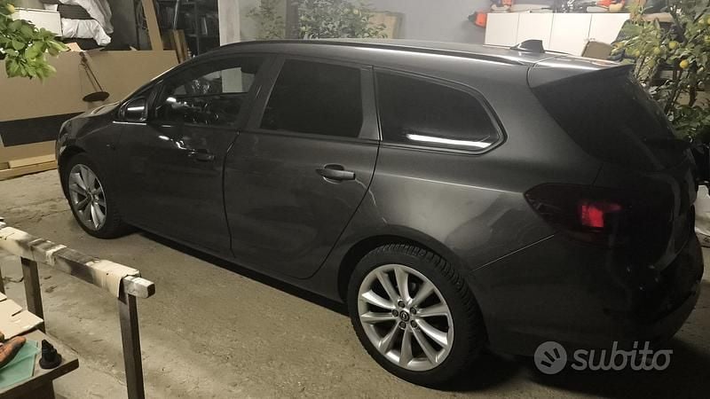 Usata Opel Astra Sport 140 CV (102 kW) 2013 Grigio Station wagon