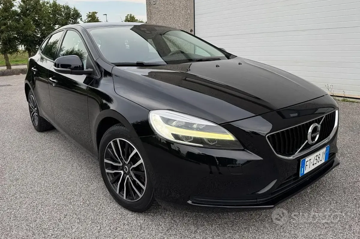 Usata Volvo V40 Business Edition 120 CV (88 kW) 2018 Nero Berlina