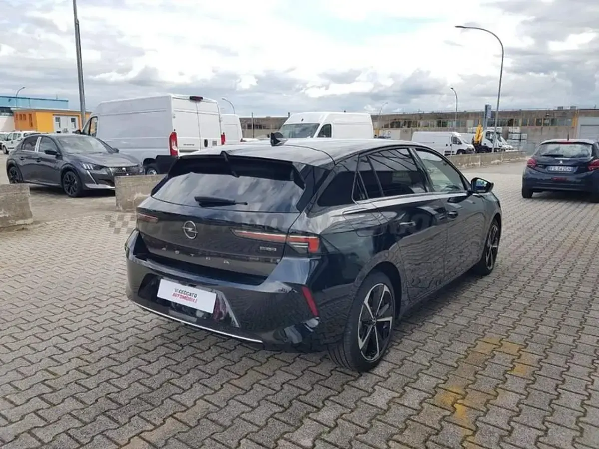 Usata Opel Astra Business Elegance 180 CV (132 kW) 2023 Nero Utilitaria